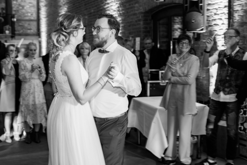 wedding first dance by sarahandsamuelphotography